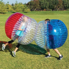 Bunte aufblasbare Bumperbälle auf Gras und Schnee