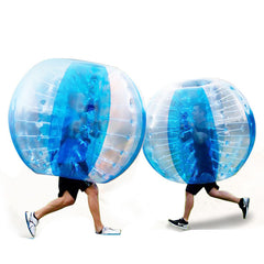 Bunte aufblasbare Bumperbälle auf Gras und Schnee